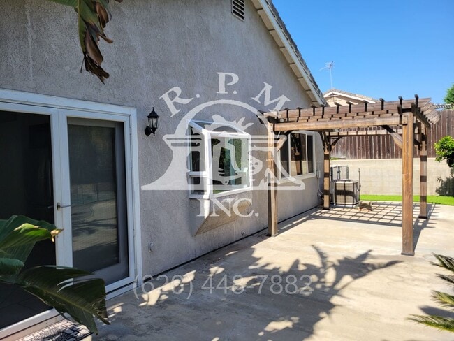 Building Photo - Modern Spacious 4-Bedroom Home with Pool i...
