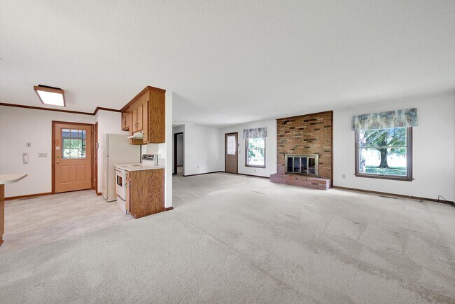 Building Photo - Lovely 3 Bed 2 Bath Ranch Home on Large Lot!