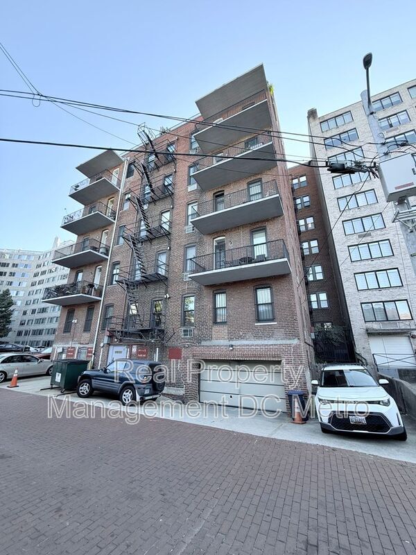 Building Photo - 1316 New Hampshire Ave NW