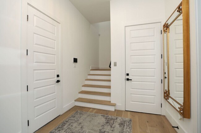 Building Photo - For Lease | 3 Bed, 3.5 Bath | 2,610 Sq Ft | Westheimer Estates |