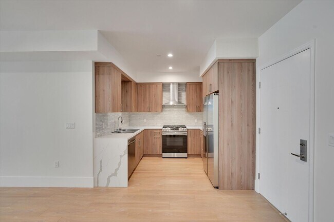 Building Photo - Riverside 4 Lease
