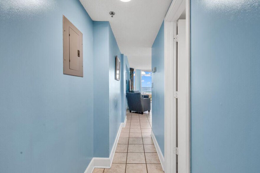 Building Photo - 647 N Creekside Dr