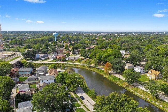 Building Photo - 9624 W Shore Dr