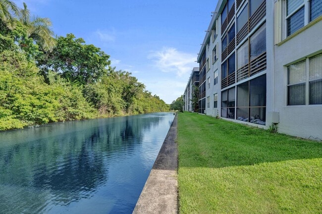 Building Photo - 106 Royal Pk Dr