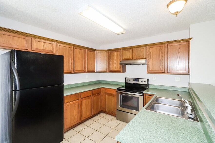 Building Photo - 305 Village Dr
