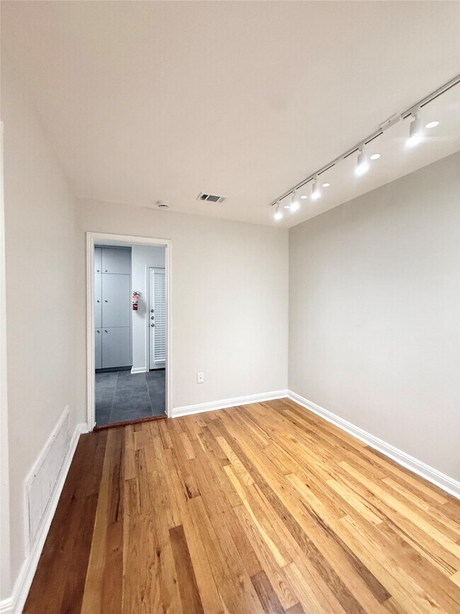 Building Photo - 20 Pinedale St