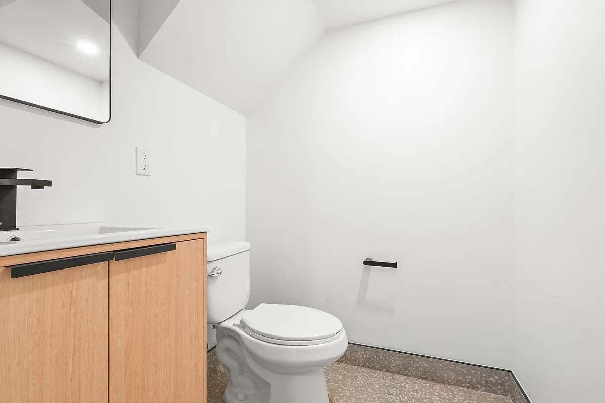 Building Photo - 271 E 28th St