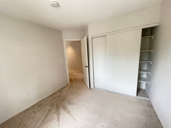 Building Photo - Beautiful 3 Bed 2.5 Bath Home with SOLAR i...