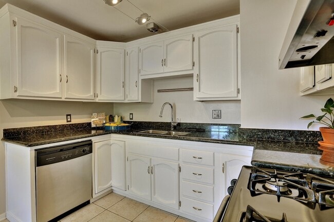 Building Photo - 1033 56th St