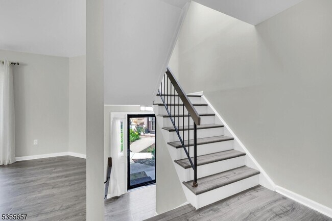Building Photo - 8 Delbarton Ct