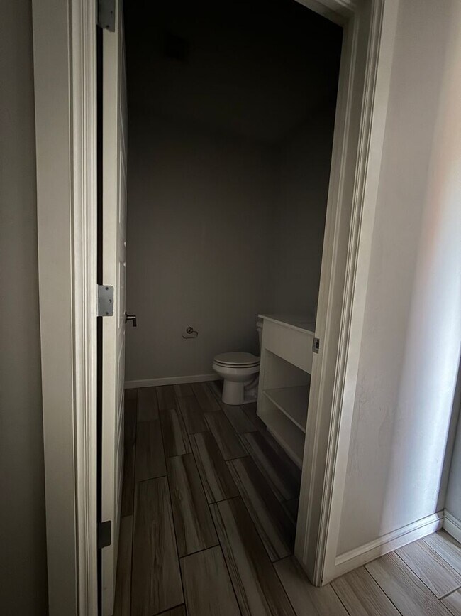 Building Photo - Amazing 3 bed 2 bath duplex near NW 122nd St