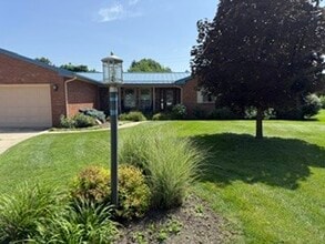 Building Photo - 3002 Meadowbrook Ct