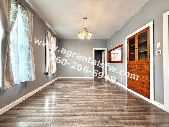 Building Photo - 116 E Pontiac St