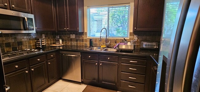 Building Photo - Charming 3-Bedroom Townhome in Prime Pasad...