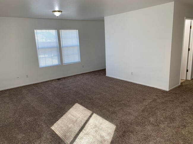 Building Photo - Beautiful 4 Bedroom 3 bath home in Merced!