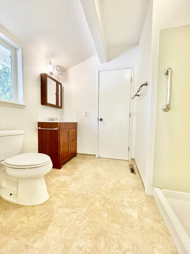 Building Photo - $3,900/month – Rare Country Feel on an Expansive Lot in One of Santa Rosa's Desirable Neighborhoods!