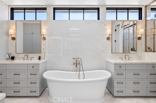 Building Photo - 2428 The Strand