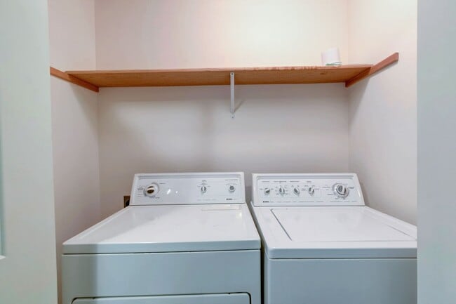 Building Photo - 3 Bedroom, 2.5 Bath Condo in Madrona Heights - Water/Sewer/Garbage included!