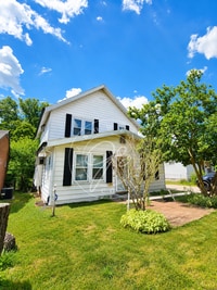 Building Photo - Updated West Toledo Upper unit! 2 Bedroom – Water Included!