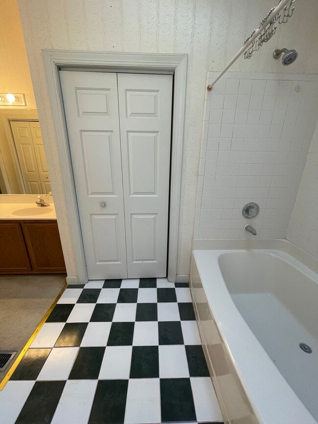 Building Photo - Light & Airy Townhome in Downing Creek, wo...