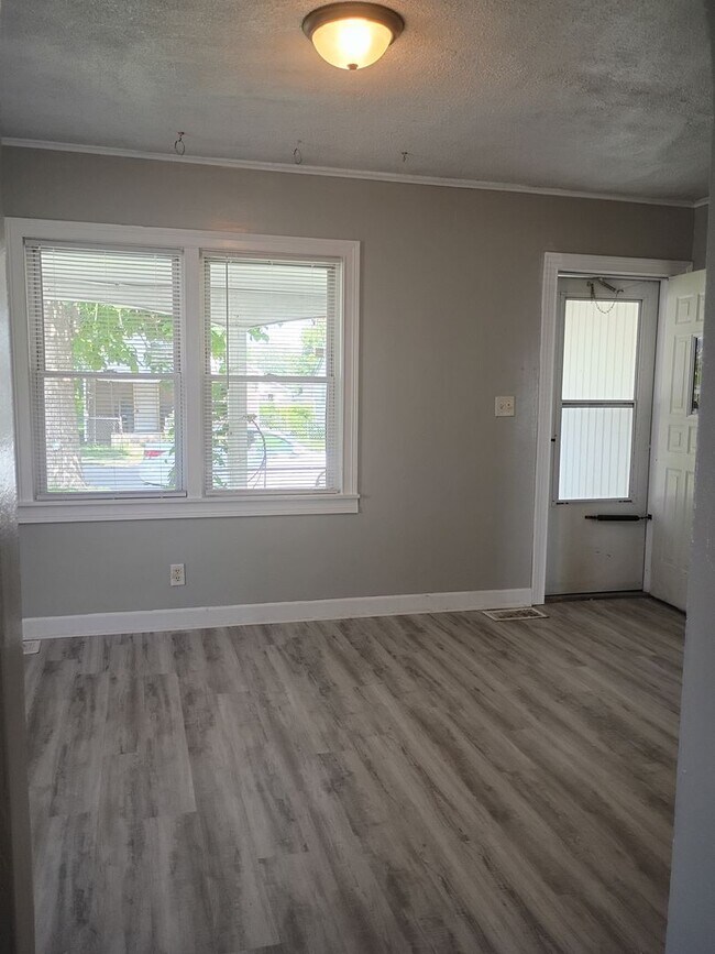 Building Photo - 2815-2815 1/2 S Pershing Dr