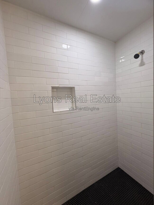 Building Photo - 546 SE 5th Pl