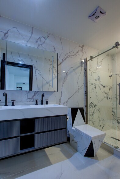 Building Photo - 9855 Douglas Ave