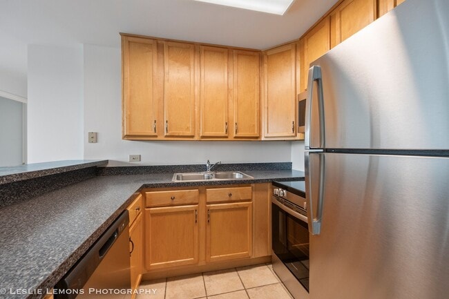 Building Photo - 5950 Oakwood Dr