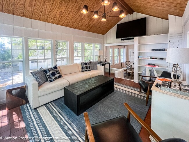 Building Photo - Stunning Fully Furnished Home