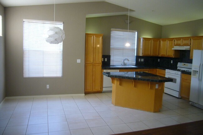 Building Photo - Spacious Townhome with High Ceilings in a Prime Commuter Location