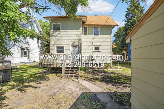 Building Photo - Large House in Hamline Midway Available October 1st, Original Woodwork, Updated Kitchen & Baths, ...