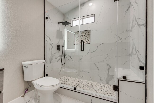 Building Photo - Gorgeous, recently renovated Green Valley ...