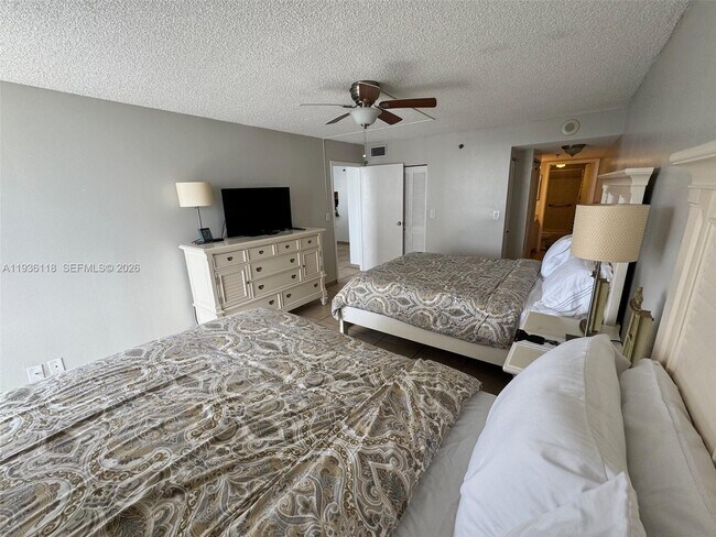 Building Photo - 2625 Collins Ave