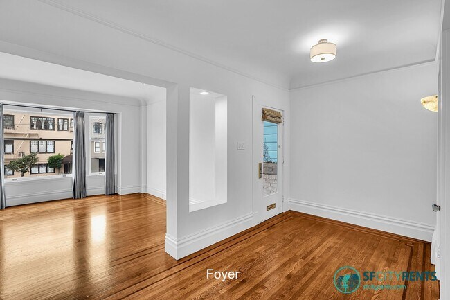 Building Photo - Sun-filled Presidio Heights Residence w/ Private Deck, Hot Tub & Garage Parking