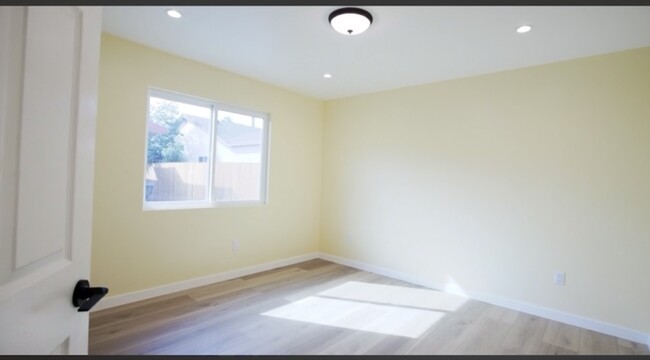Building Photo - 1433 W 253rd St