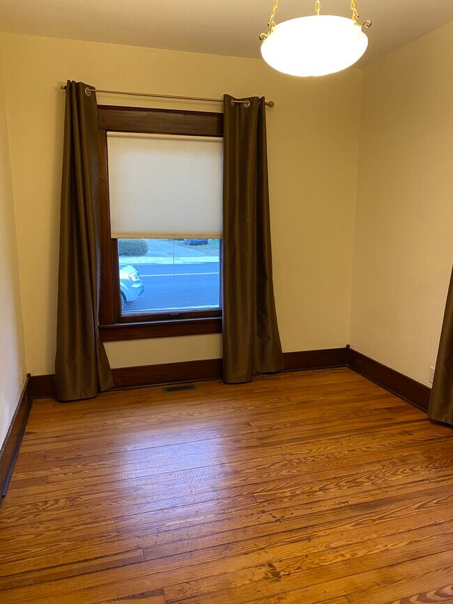 Building Photo - 142 N Main St