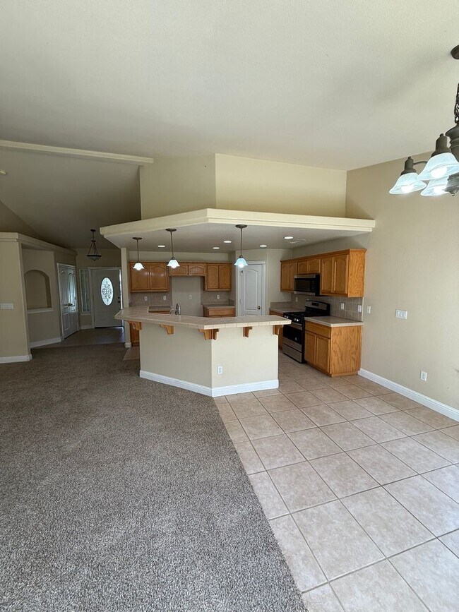 Building Photo - 4 bedroom, 2 bathroom home in Great Neighborhood!