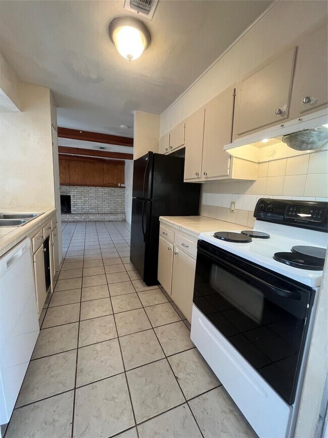 Building Photo - 1002 Hillyer St