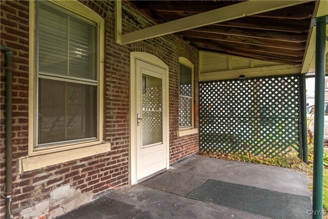 Building Photo - 25 College St