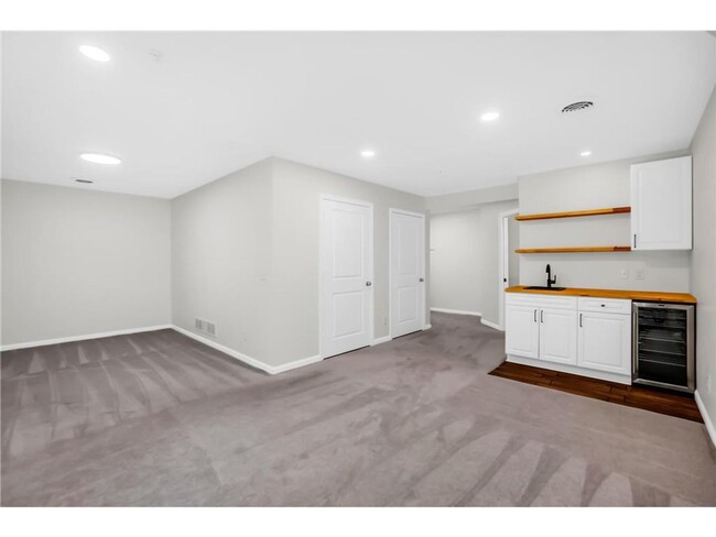 Building Photo - Rare 3 bed 4 bath updated almost 2300 sf t...