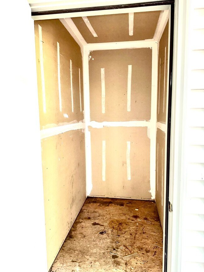Building Photo - Affordable living at Westside Apartments!