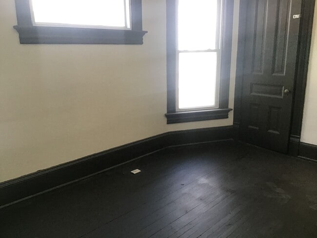 Building Photo - 4 bedroom 2 bathroom single family home