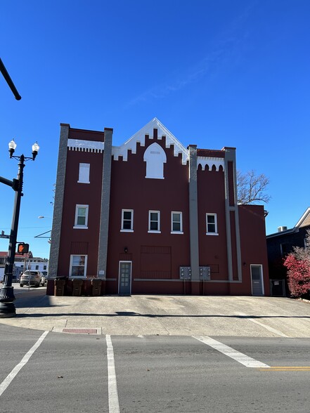 Building Photo - 203 W Irvine St