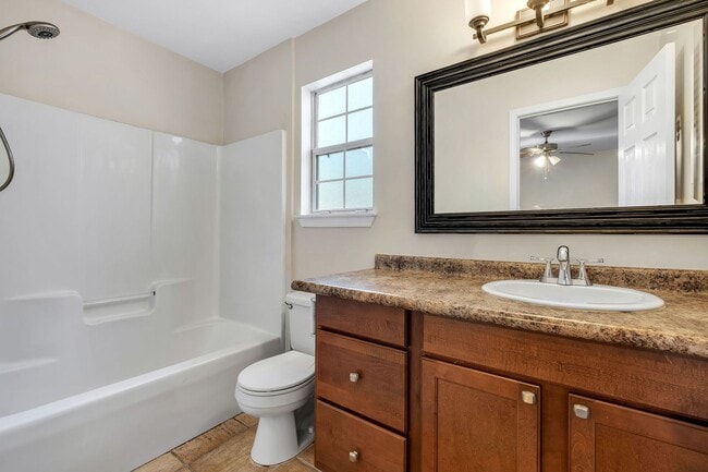 Building Photo - Cozy 3 Bedroom, 2 Bathroom abode with 2 car garage