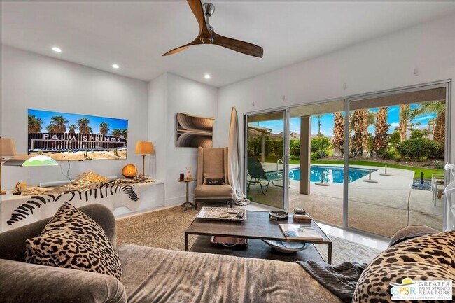 Building Photo - 605 E Sierra Way