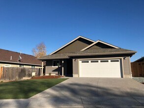 Building Photo - Redwood Area, Cul-de-sac Home close to Medical and Shopping