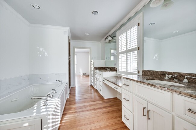 Building Photo - Fantastic renovated 5BE/4BA family home on beautiful oversized private Lot in the heart of Belle ...