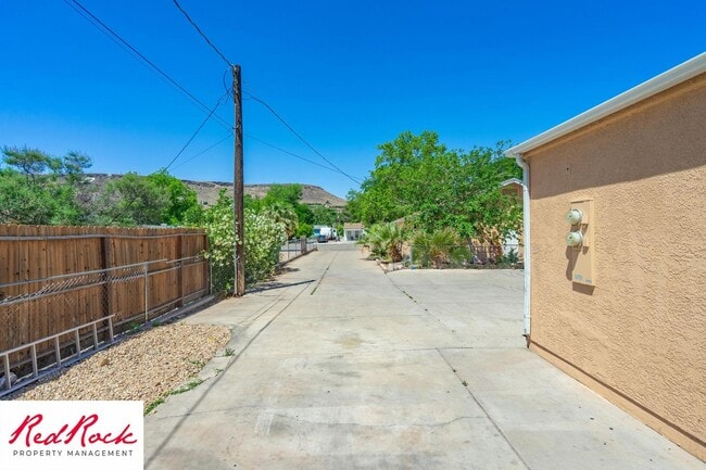 Building Photo - Charming 3 Bed, 2 Bath Home in the Heart of St. George!