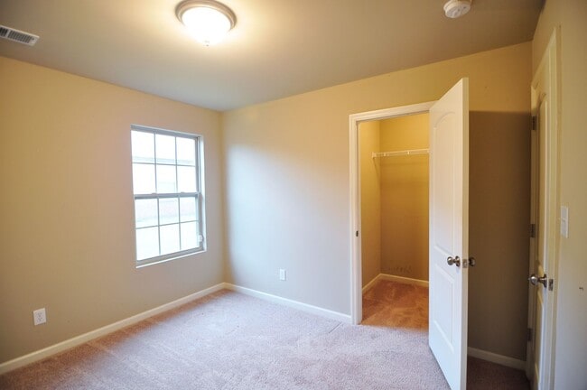 Building Photo - 3528 Avalon Lake Dr SW