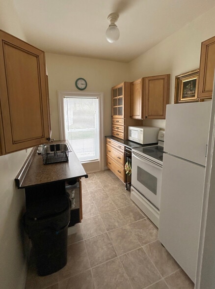 Full Kitchen - 412 W Call St